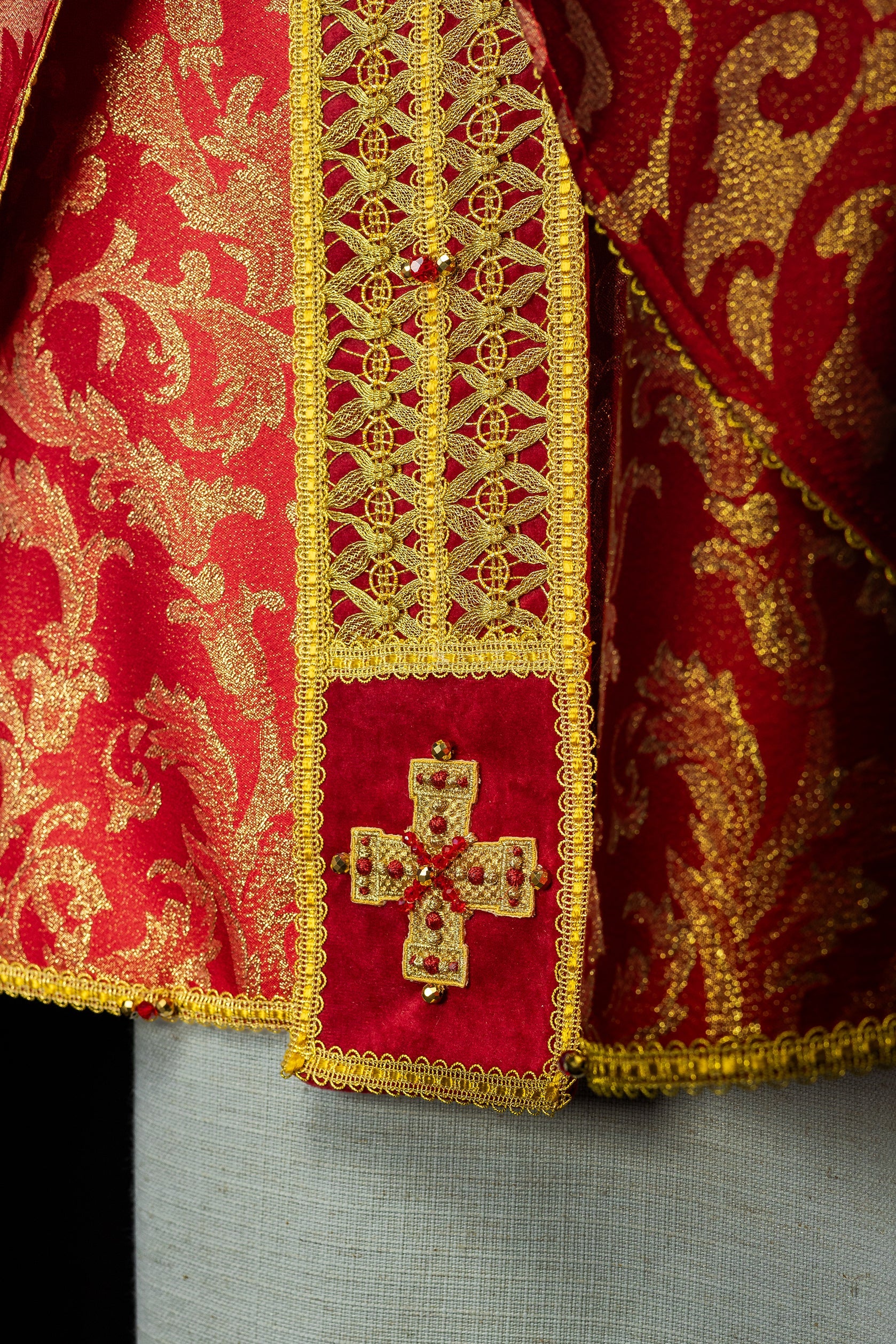 Ręcznie wykonany ornat z naturalnymi kamieniami Handmade 7009 - ORNATY.PL