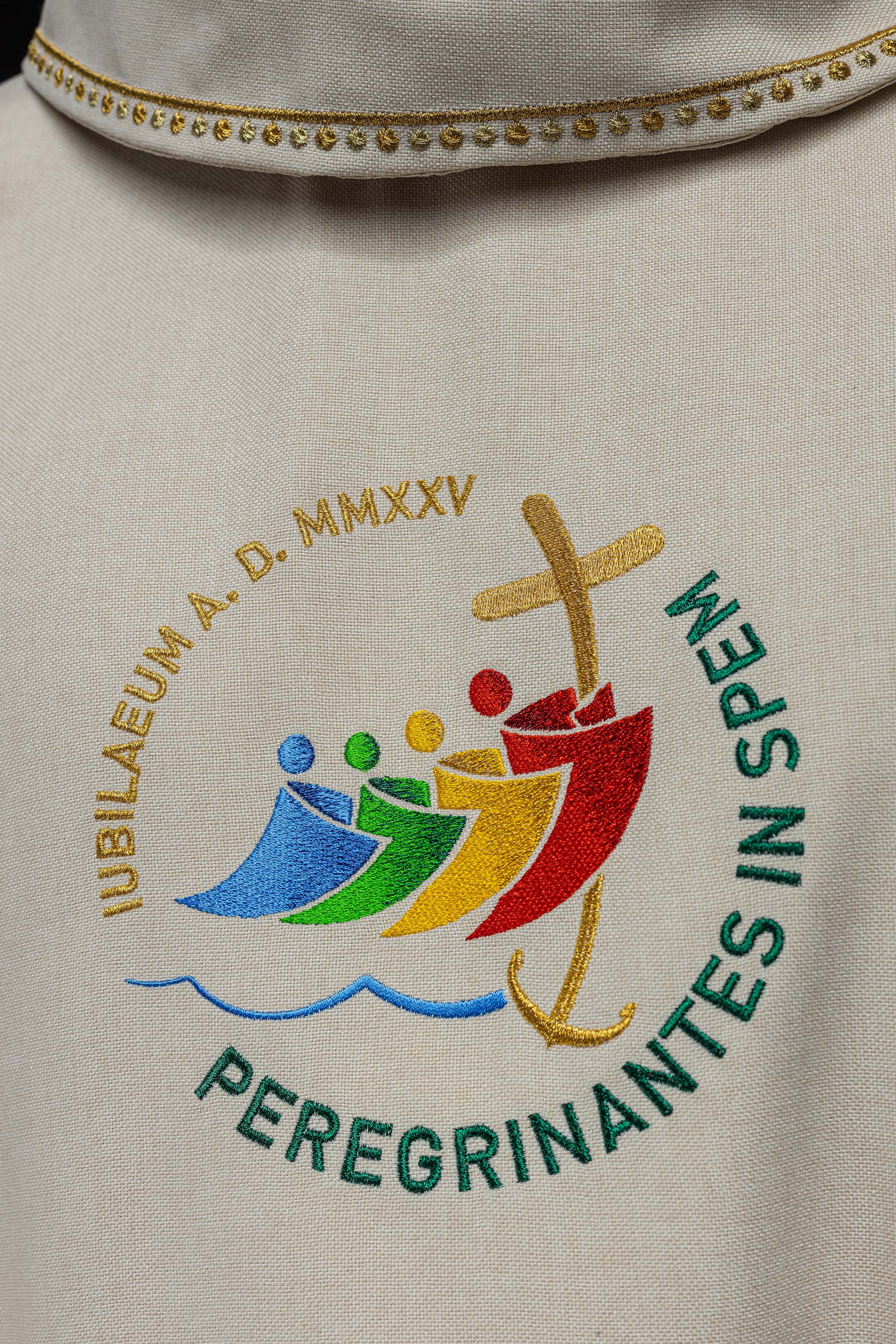 Ornat z haftem JUBILEUSZ RZYM 2025 z lamówką na kołnierzu w kolorze ecru - ORNATY.PL