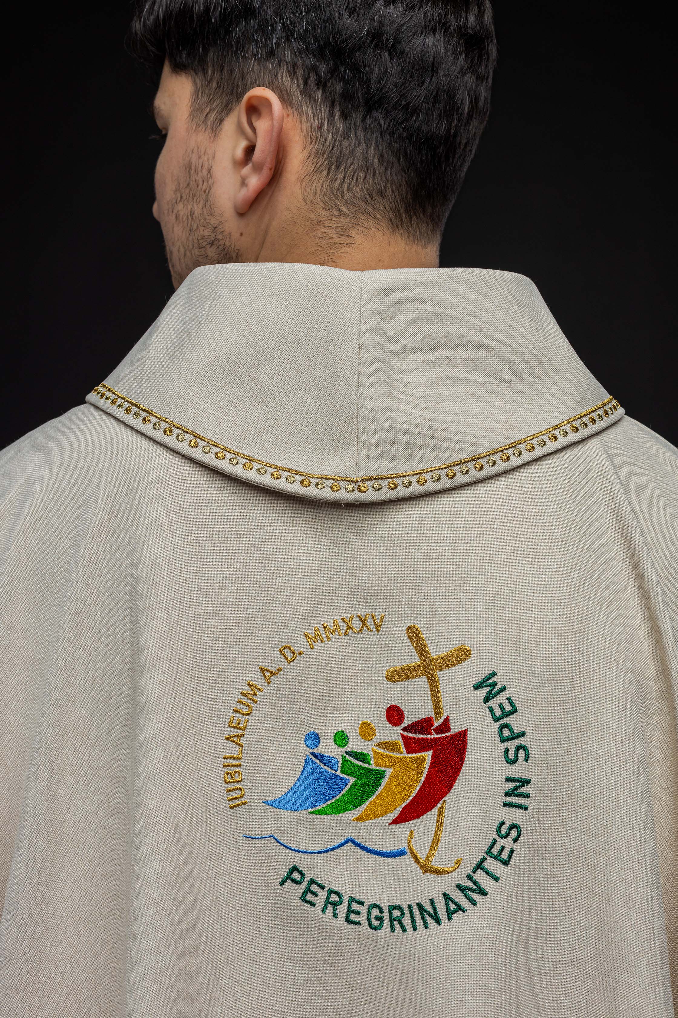 Ornat z haftem JUBILEUSZ RZYM 2025 z lamówką na kołnierzu w kolorze ecru - ORNATY.PL