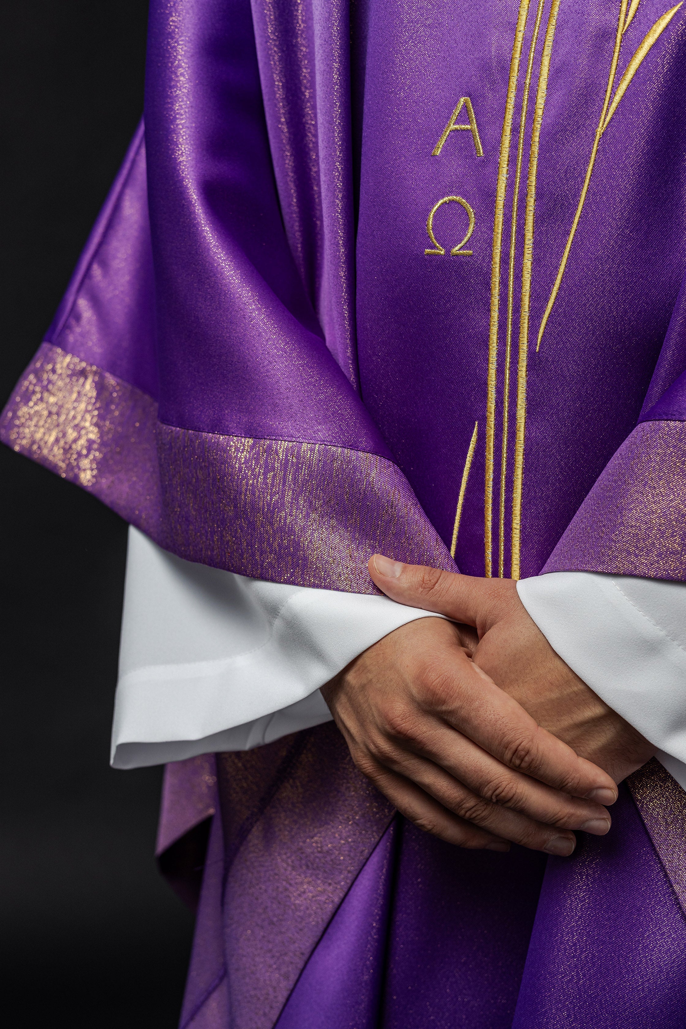 Ornat z motywem krzyża i kłosa w kolorze fioletowym - ORNATY.PL