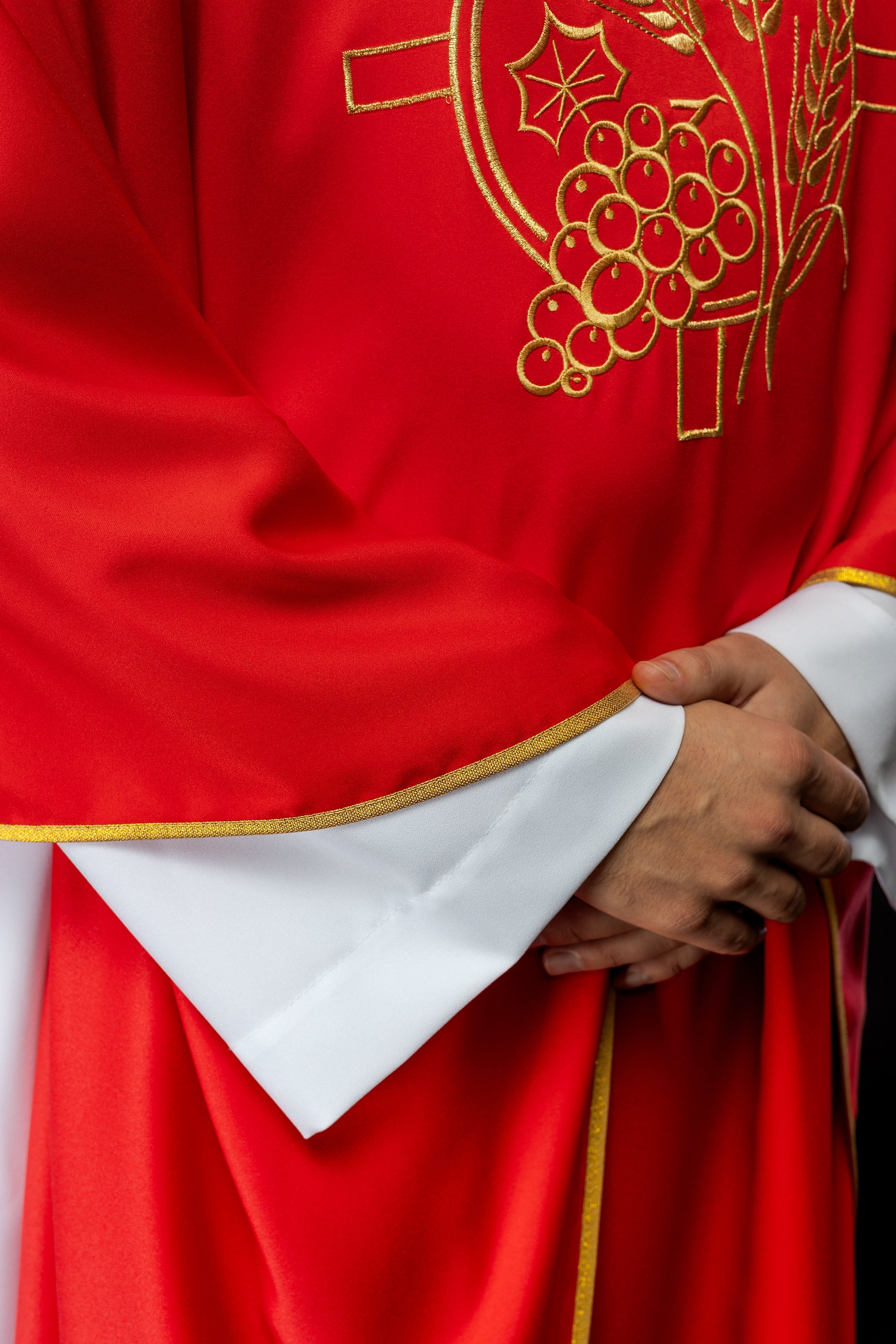 Ornat z haftowanym krzyżem oraz motywami kłosów w kolorze czerwonym - ORNATY.PL