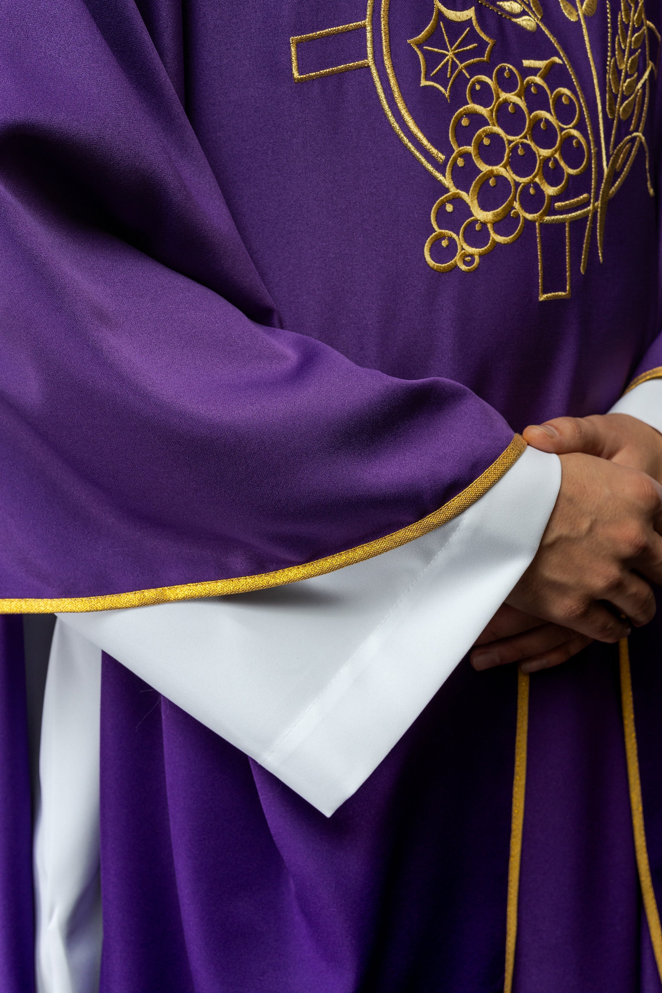 Ornat z haftowanym krzyżem oraz motywami kłosów w kolorze fioletowym - ORNATY.PL