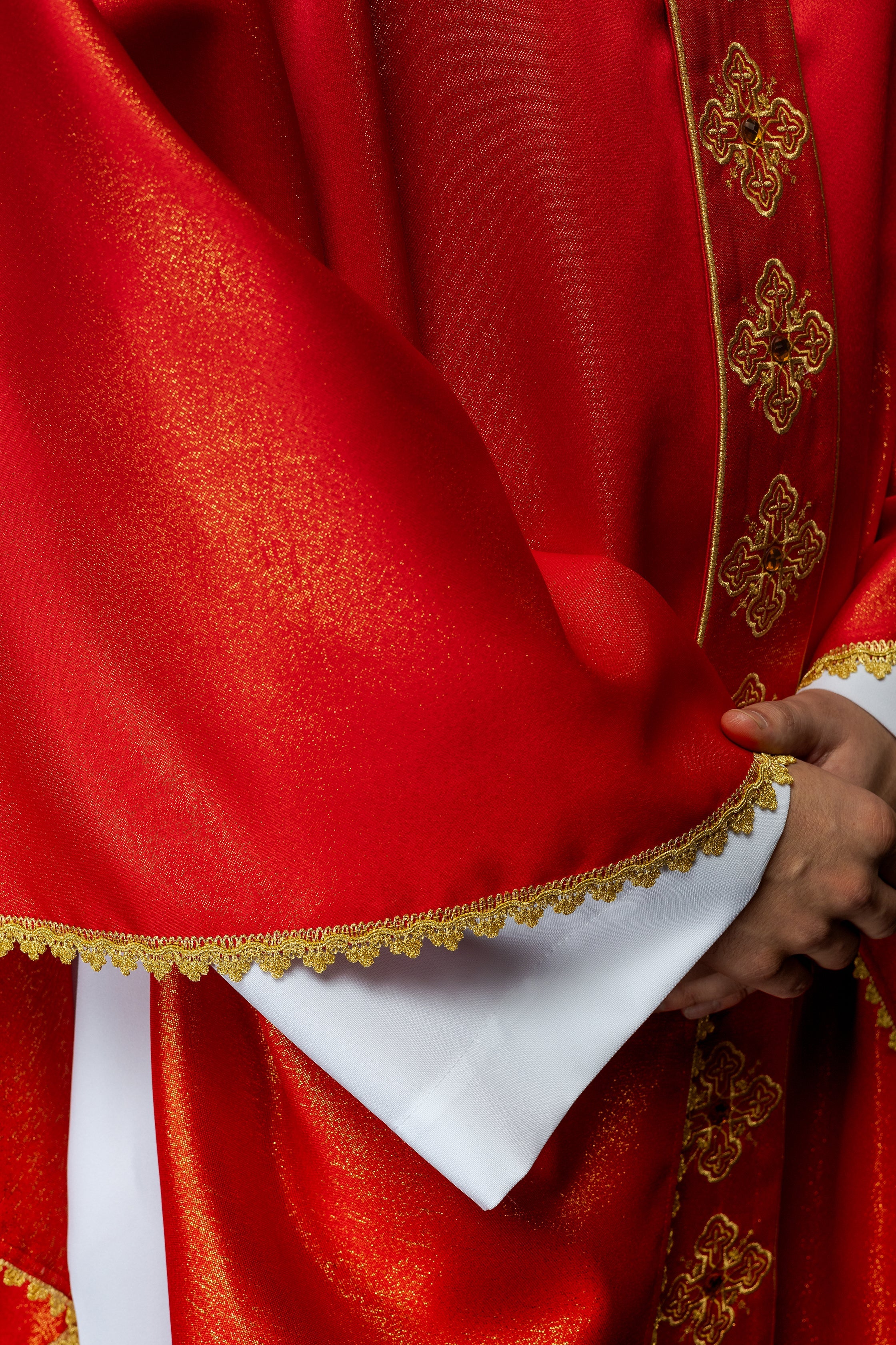 Ornat w kolorze czerwonym z haftowanym pasem i kołnierzem ozdobiony kamieniami - ORNATY.PL