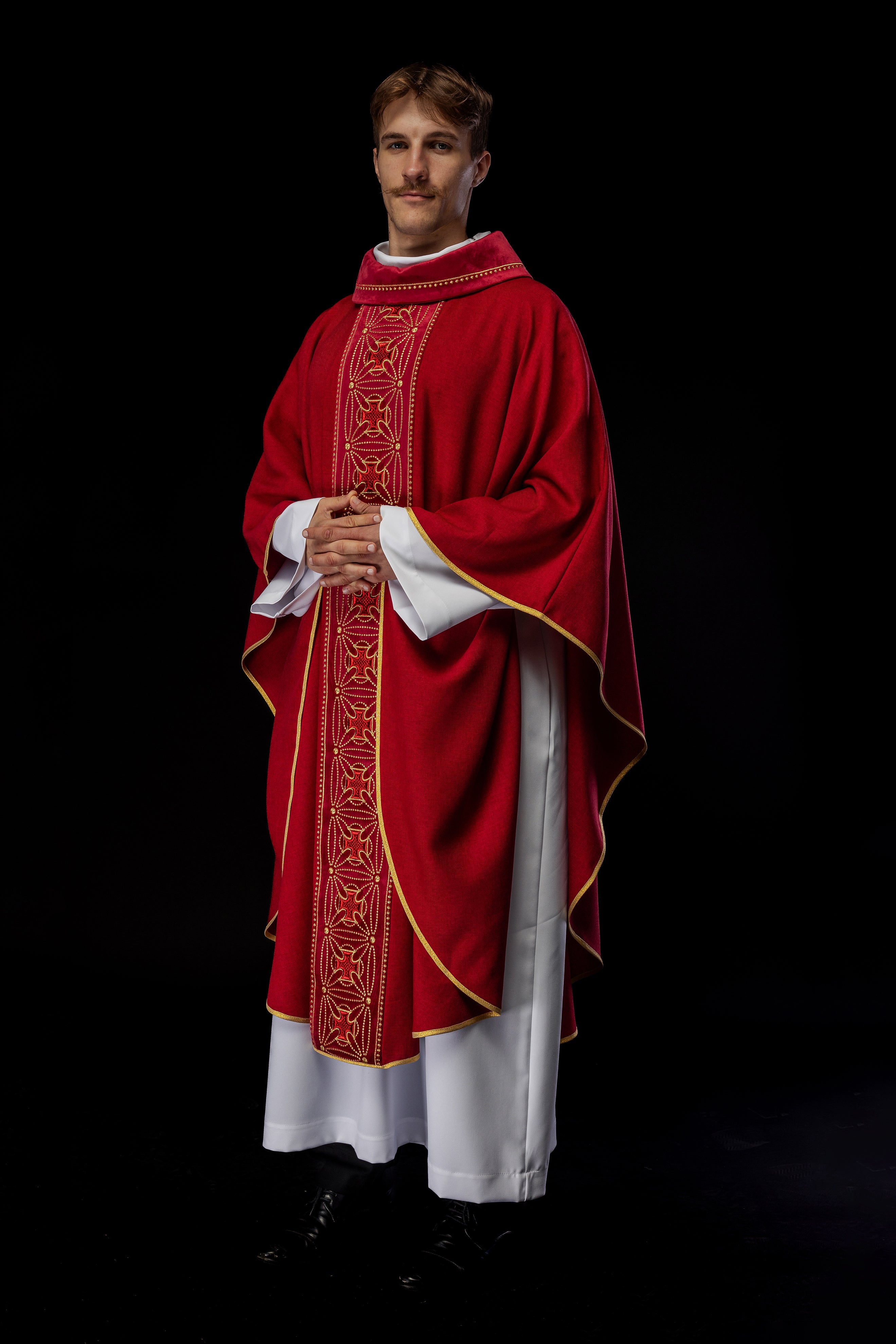 Ornat liturgiczny z bogato zdobionym pasem w krzyże w kolorze czerwonym - ORNATY.PL