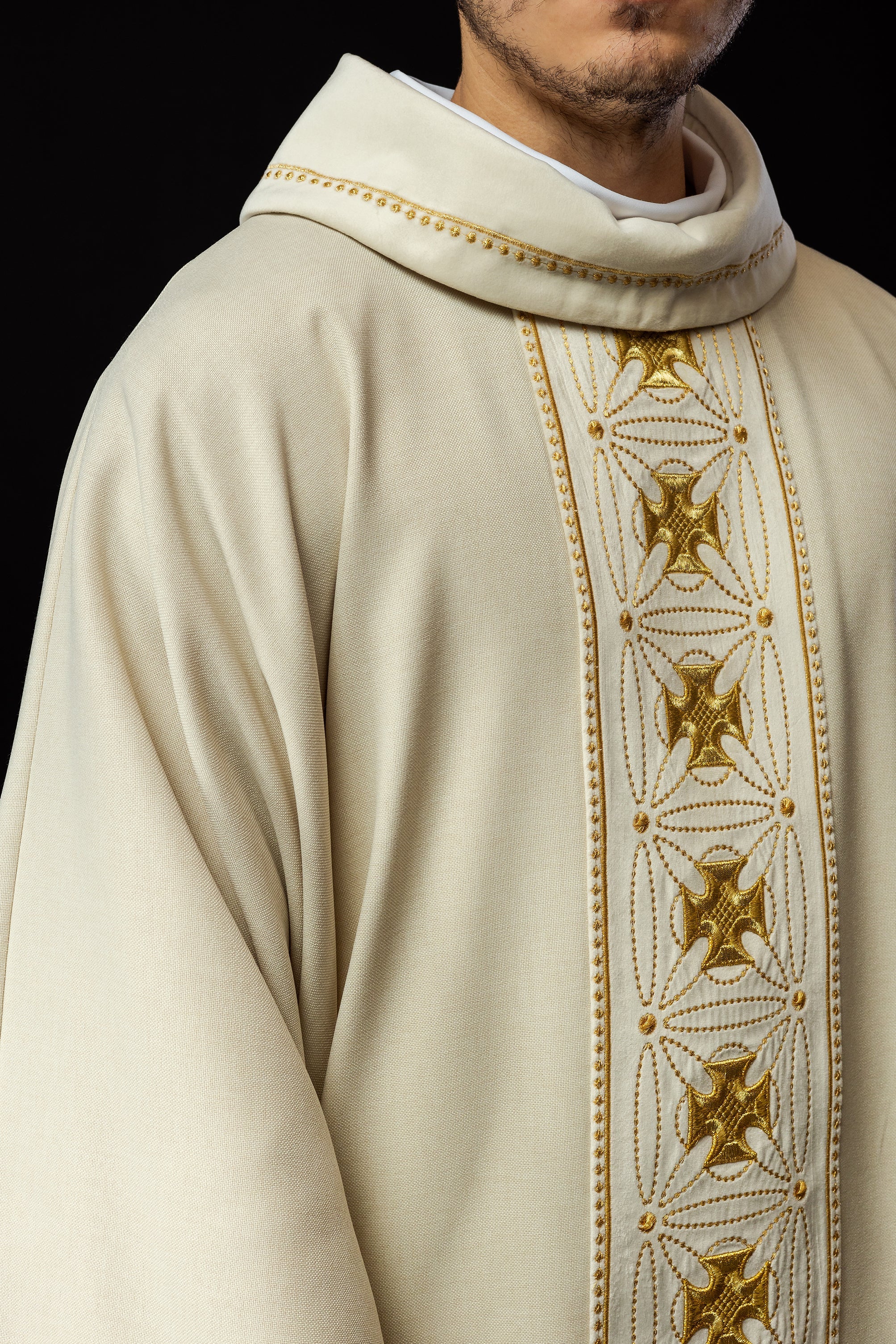 Ornat liturgiczny z bogato zdobionym pasem w krzyże w kolorze ecru - ORNATY.PL