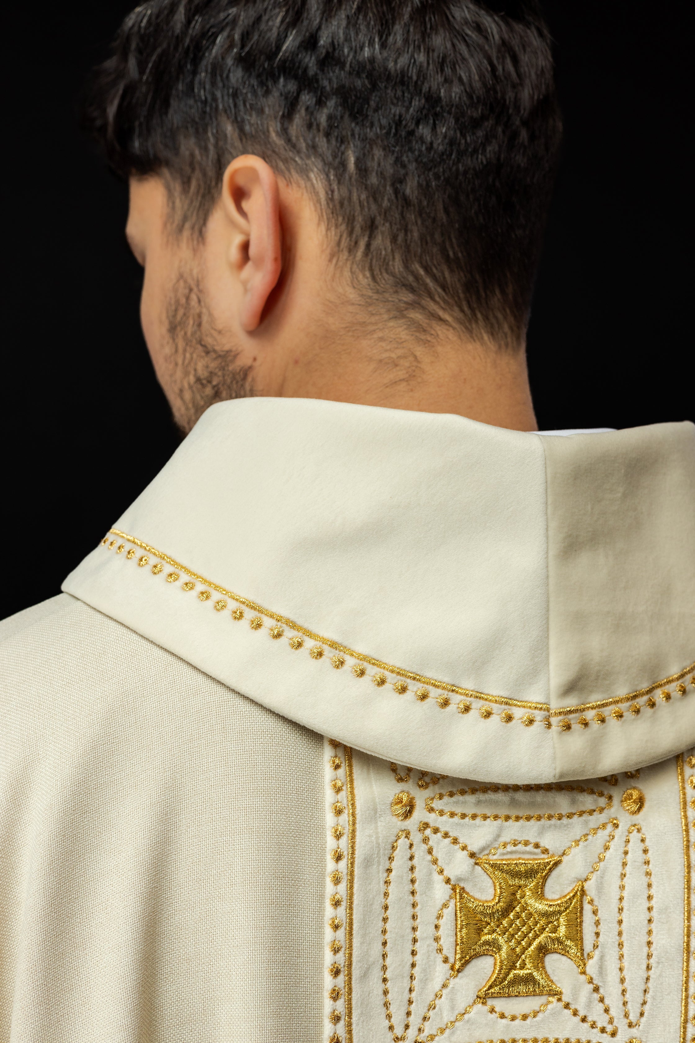 Ornat liturgiczny z bogato zdobionym pasem w krzyże w kolorze ecru - ORNATY.PL