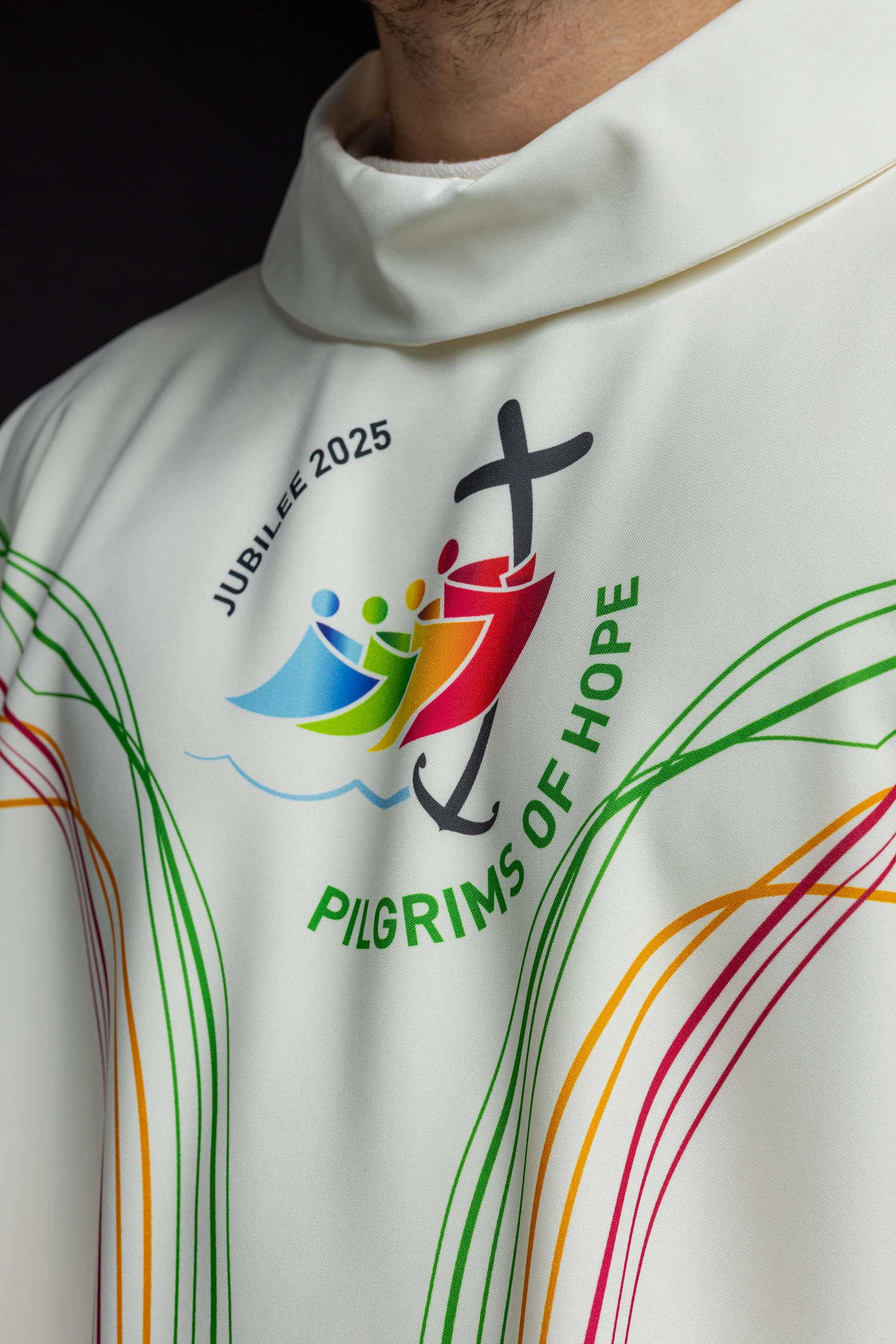 Ornat w kolorze ecru z logo JUBILEUSZ RZYM 2025 (W JĘZYKU ANGIELSKIM) - ORNATY.PL