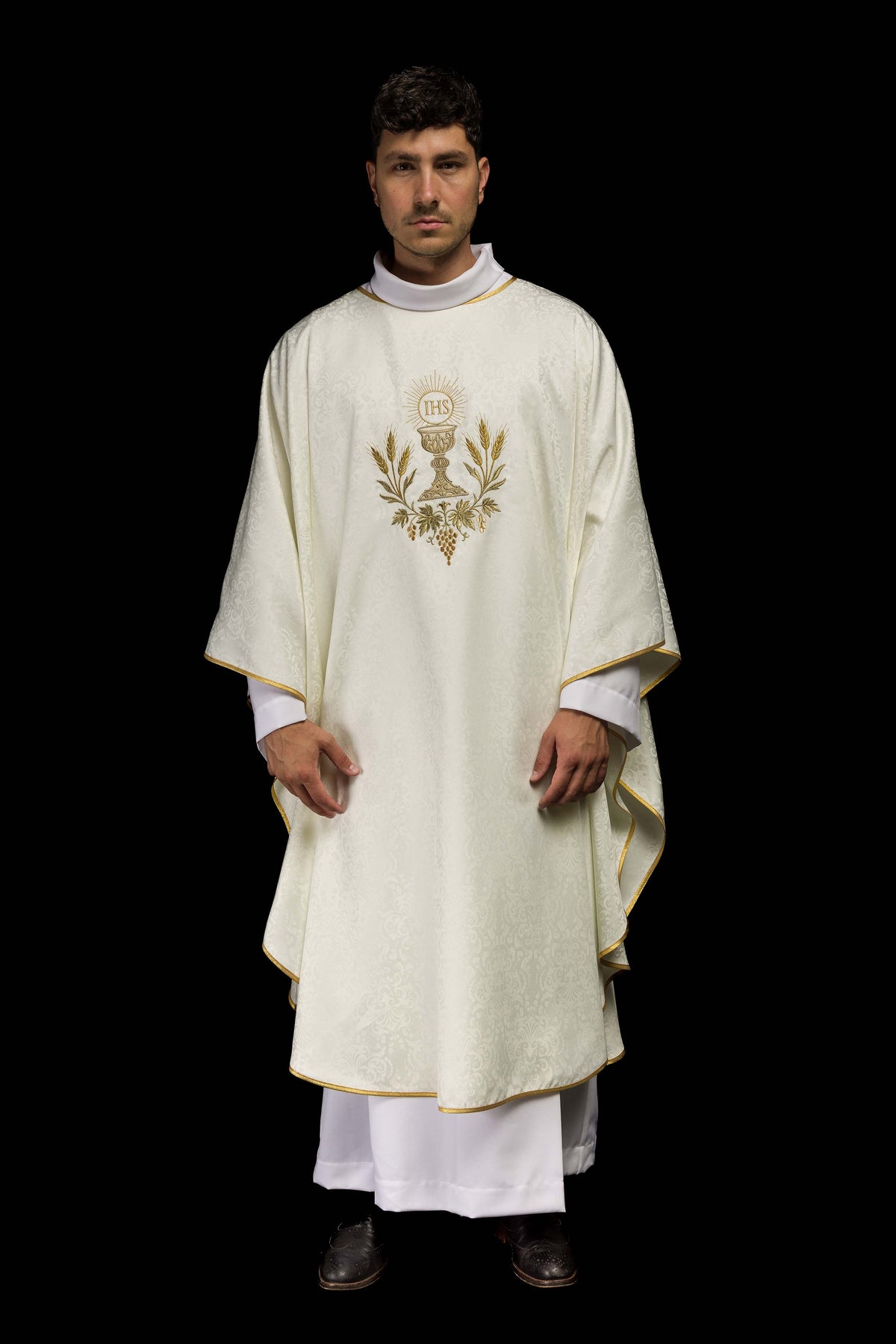Ornat liturgiczny ecru z haftem kielicha i hostii na tkaninie żakardowej