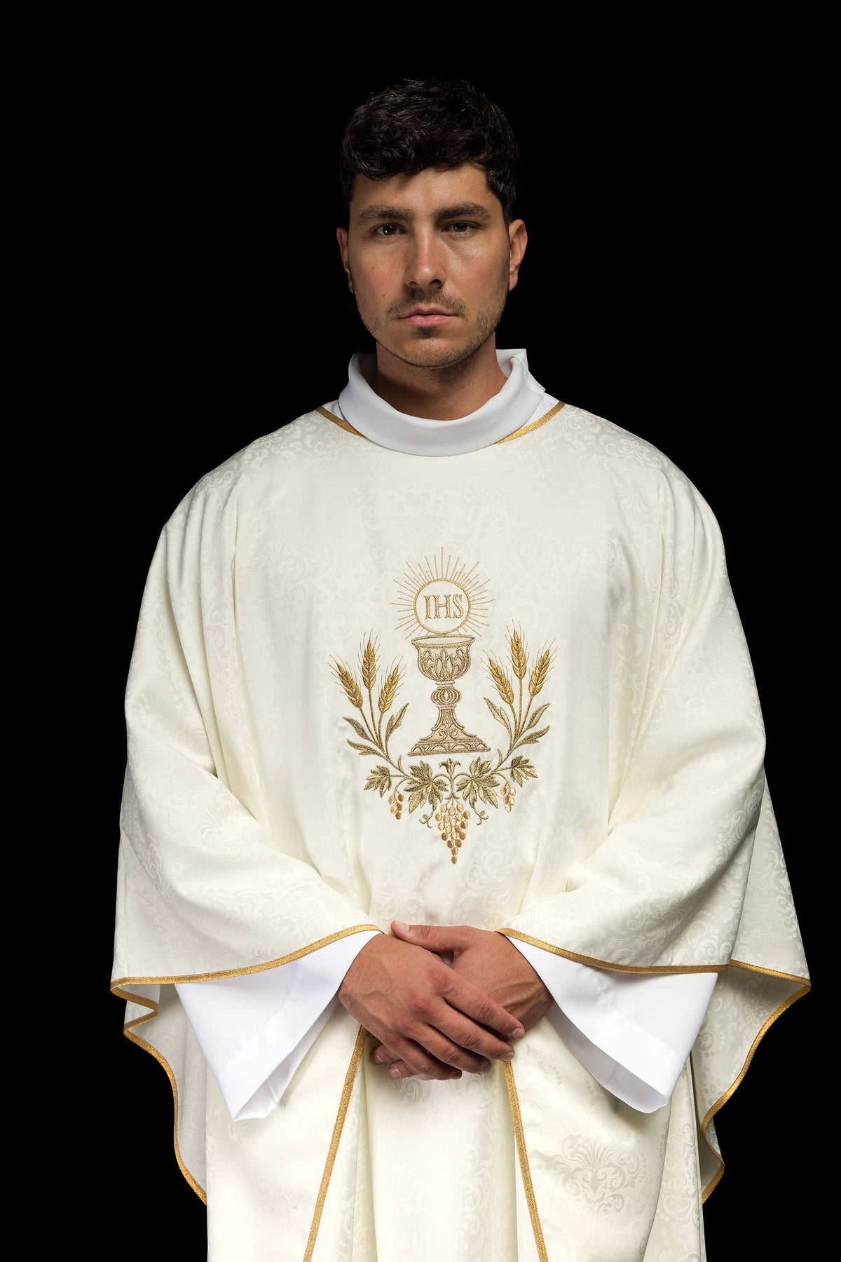Ornat liturgiczny ecru z haftem kielicha i hostii na tkaninie żakardowej