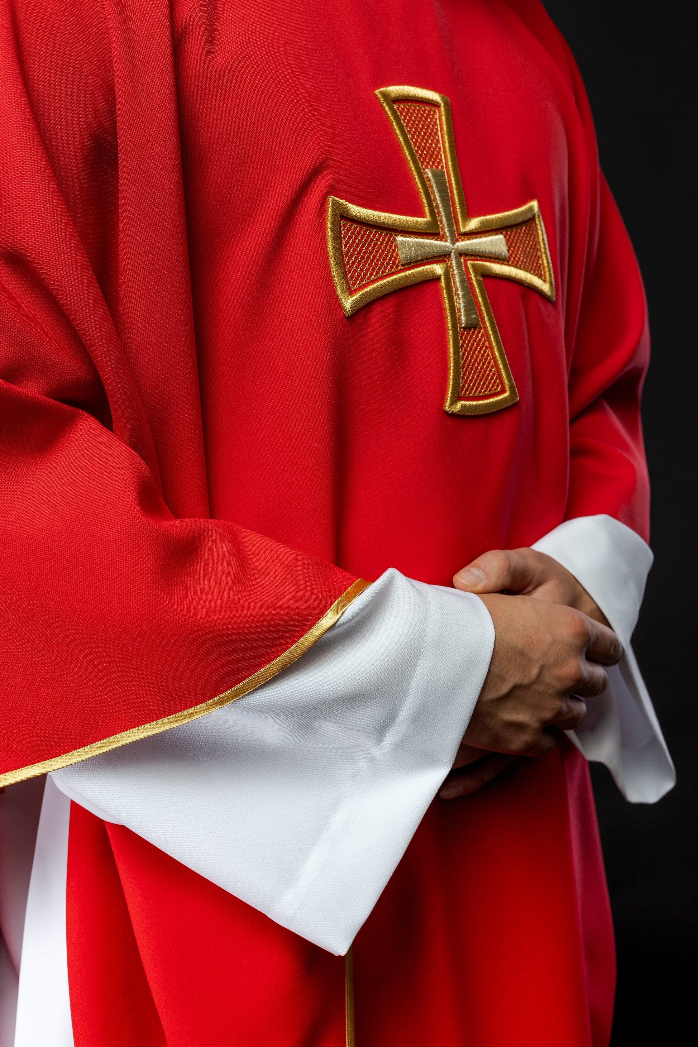 Ornat haftowany IHS Czerwony z Motywem Krzyża - ORNATY.PL