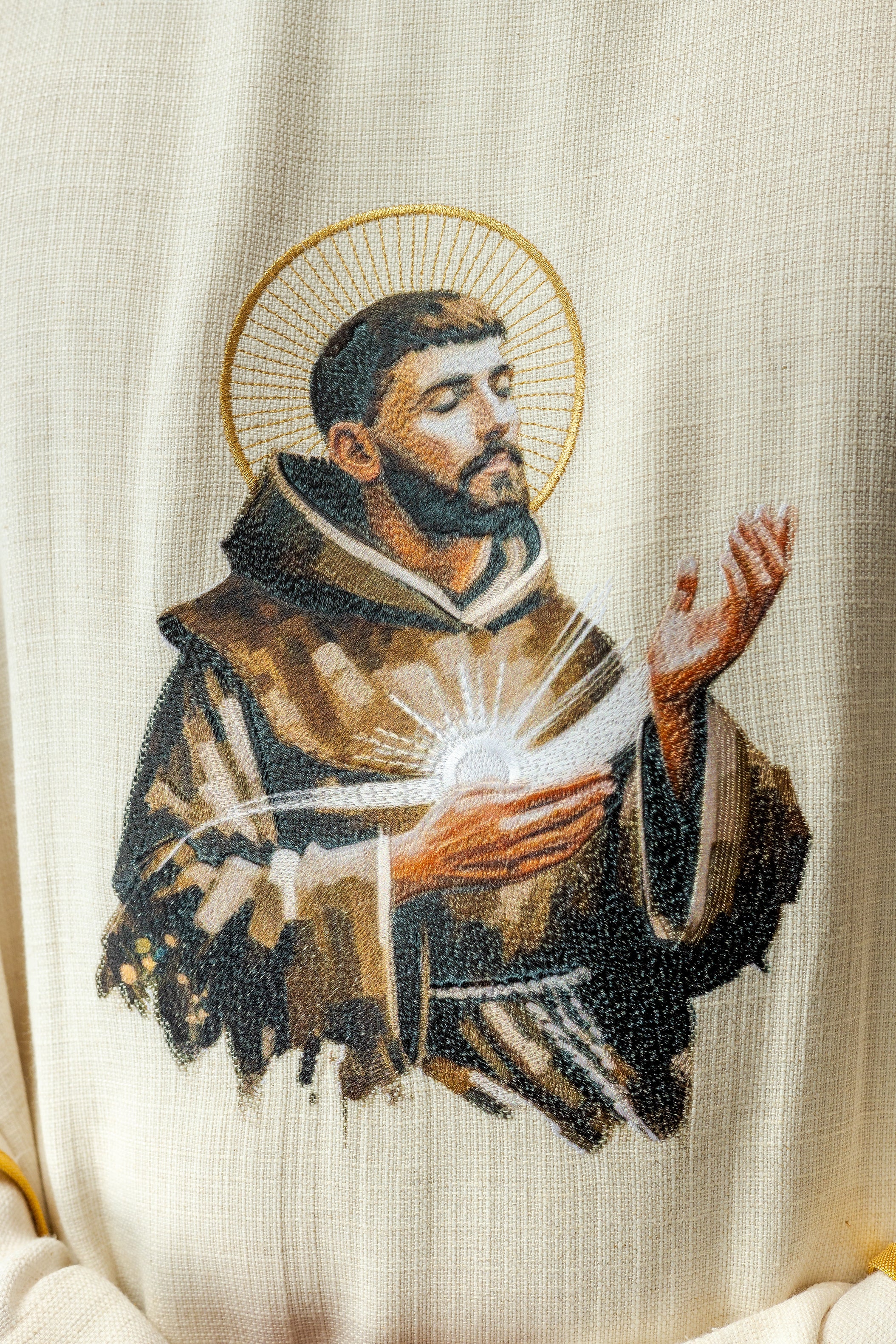 Ornat haftowany z wizerunkiem Świętego Franciszka - ORNATY.PL