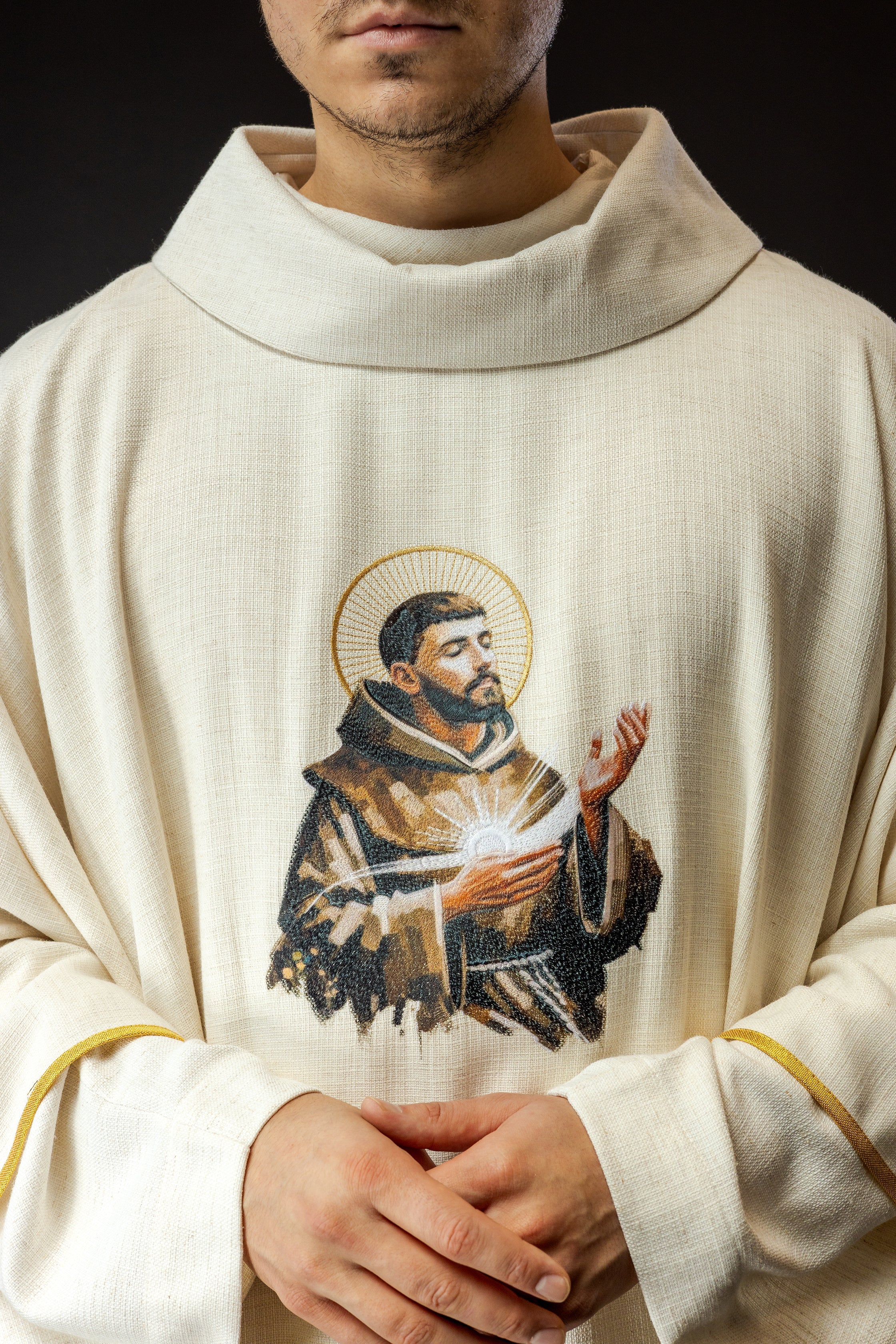 Ornat haftowany z wizerunkiem Świętego Franciszka - ORNATY.PL