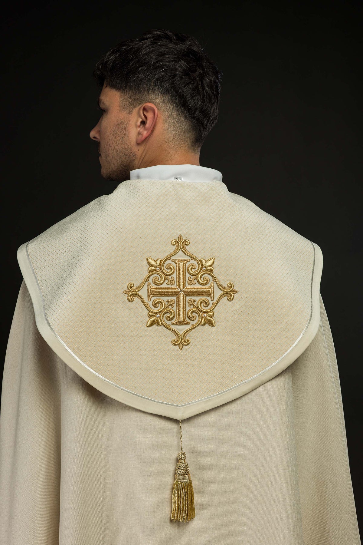 Kapa liturgiczna z aksamitnym ecru pasem i haftem krzyży