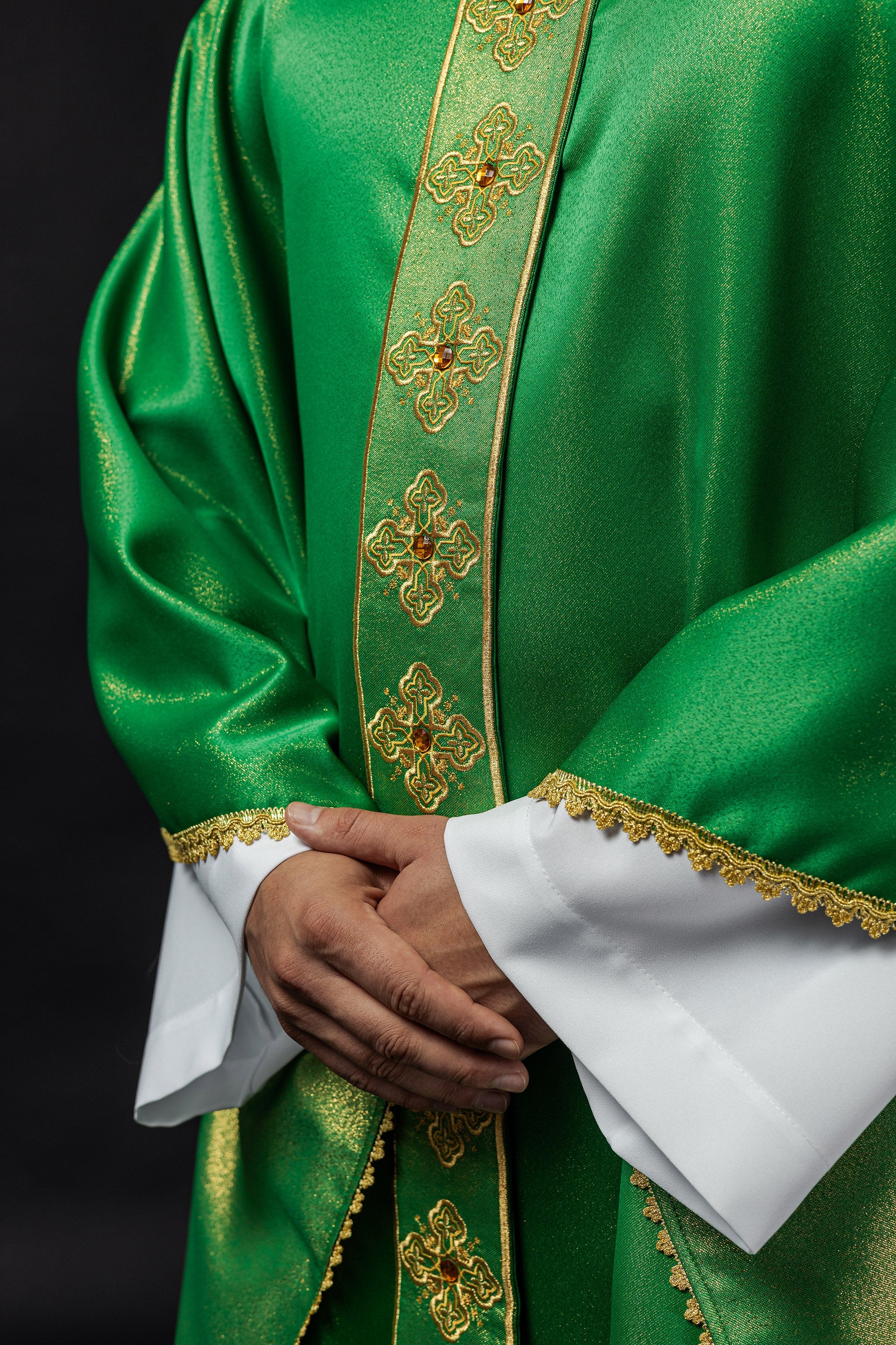 Ornat w kolorze zielonym z haftowanym pasem i kołnierzem ozdobiony kamieniami - ORNATY.PL