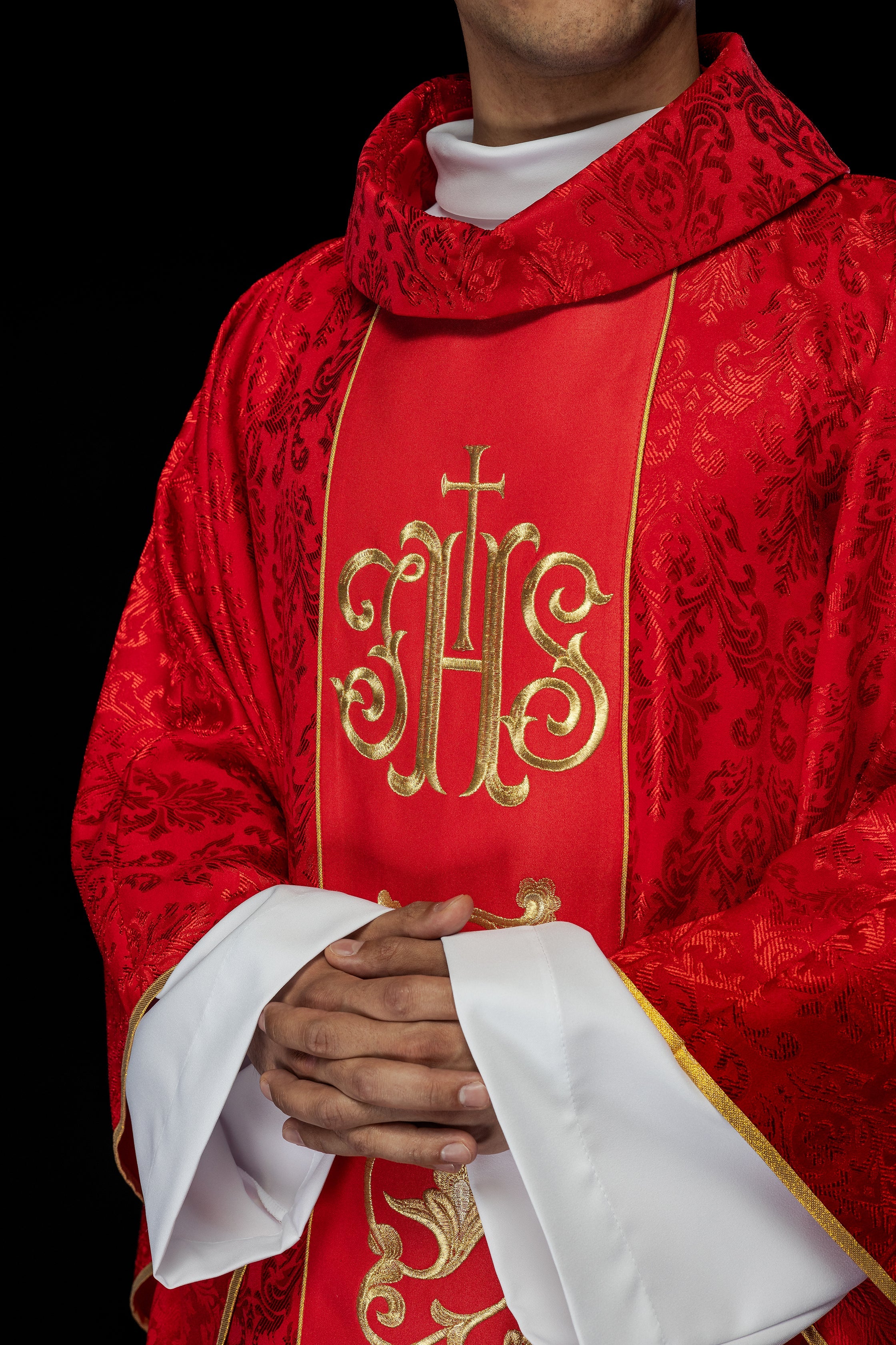 Czerwony Ornat liturgiczny z bogato zdobionym pasem IHS - ORNATY.PL