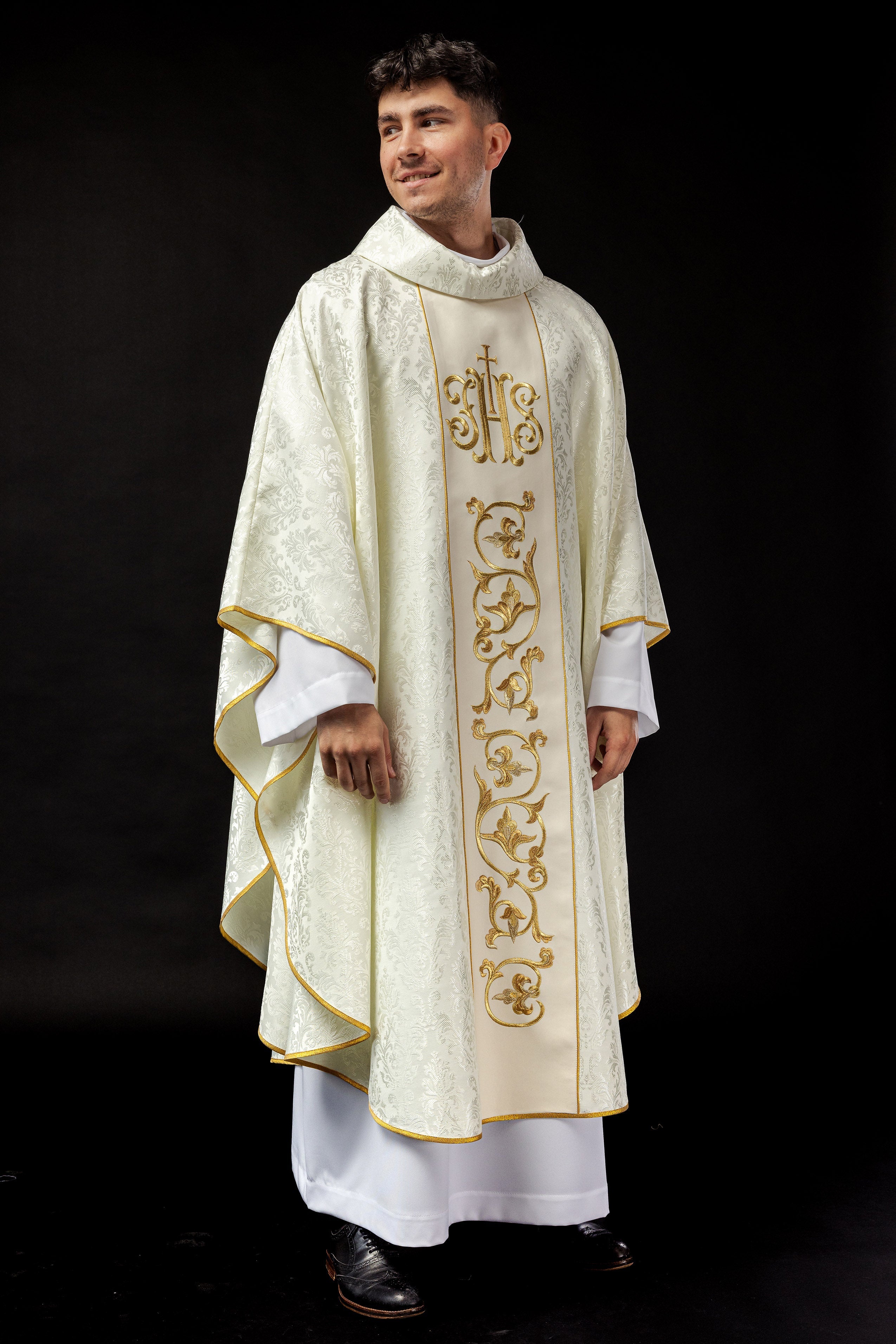 Ornat liturgiczny ecru z bogato zdobionym pasem IHS - ORNATY.PL