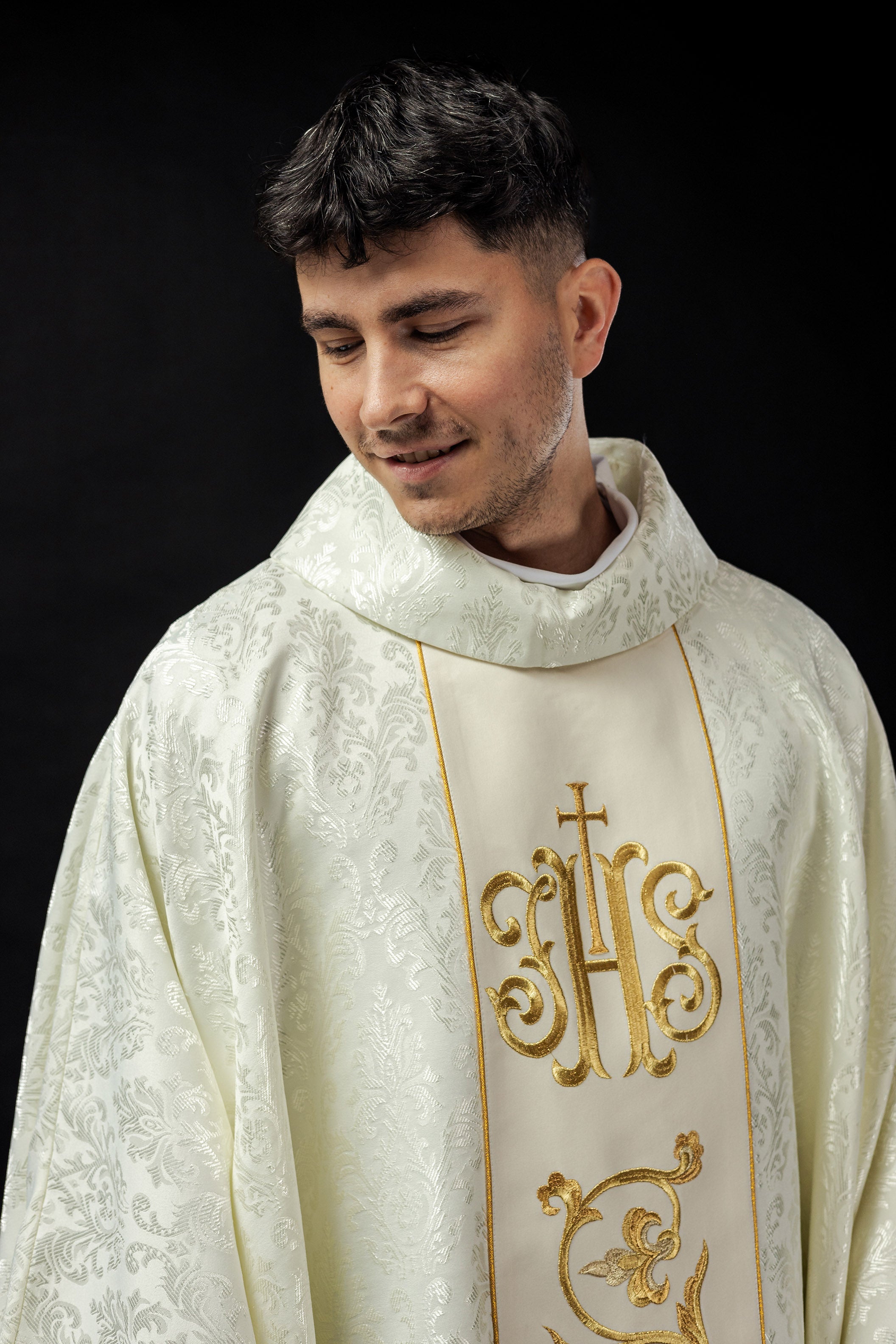 Ornat liturgiczny ecru z bogato zdobionym pasem IHS - ORNATY.PL