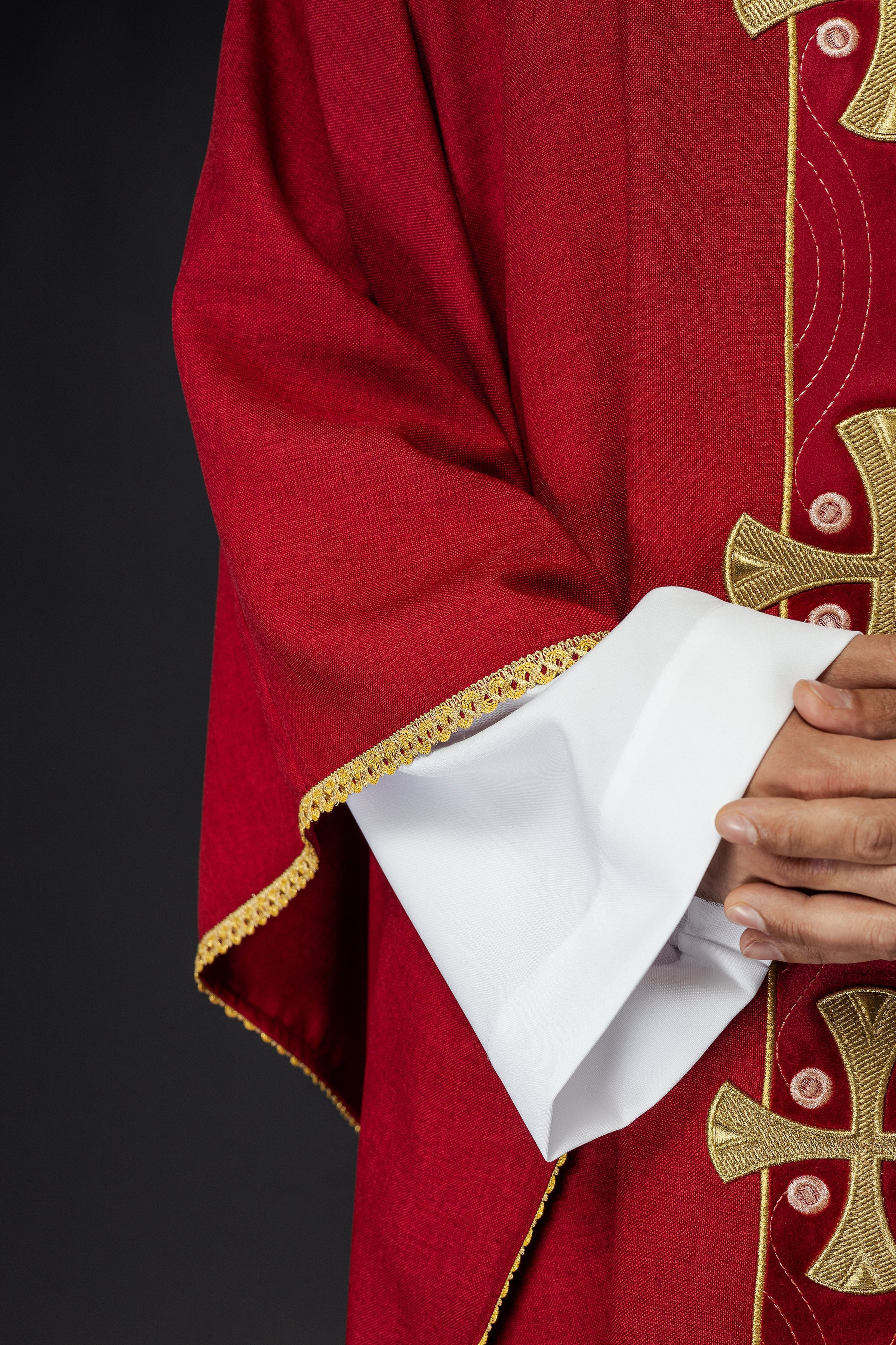 Ornat w haftowane złote krzyże i lamówkę na kołnierzu w kolorze czerwonym - ORNATY.PL