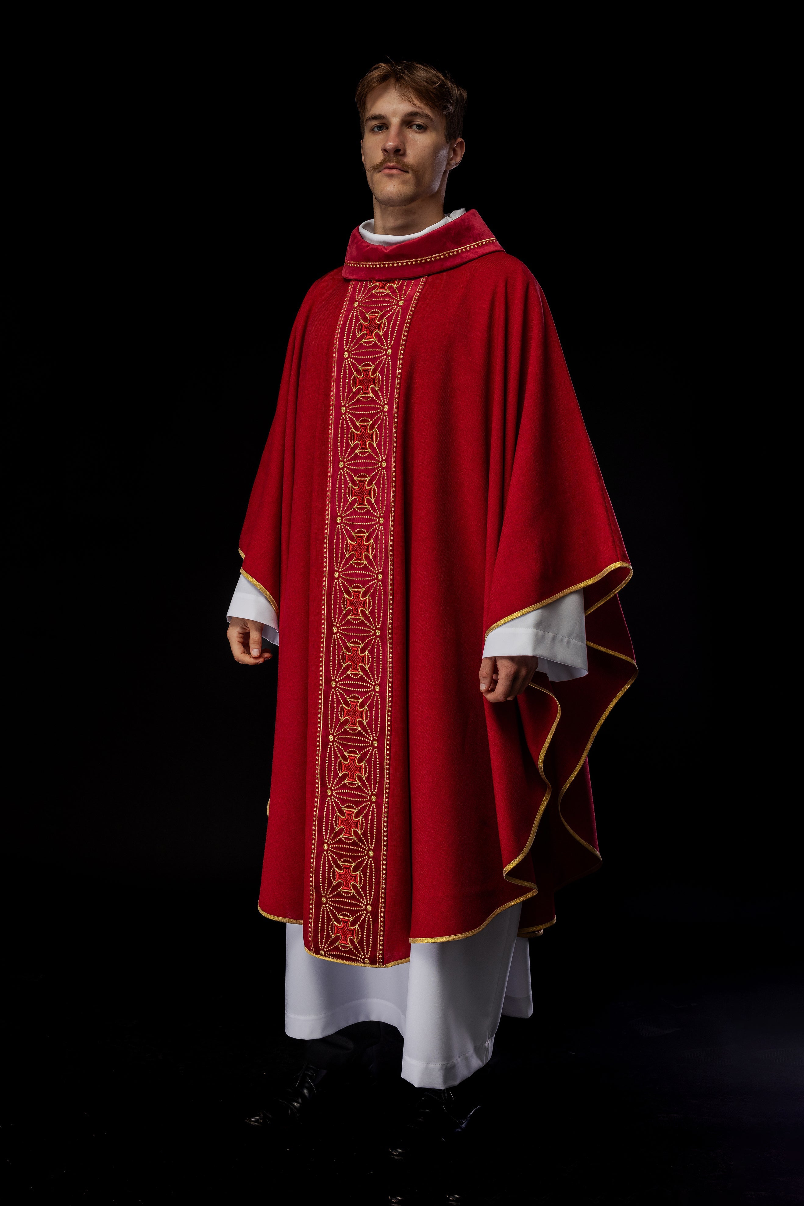 Ornat liturgiczny z bogato zdobionym pasem w krzyże w kolorze czerwonym - ORNATY.PL