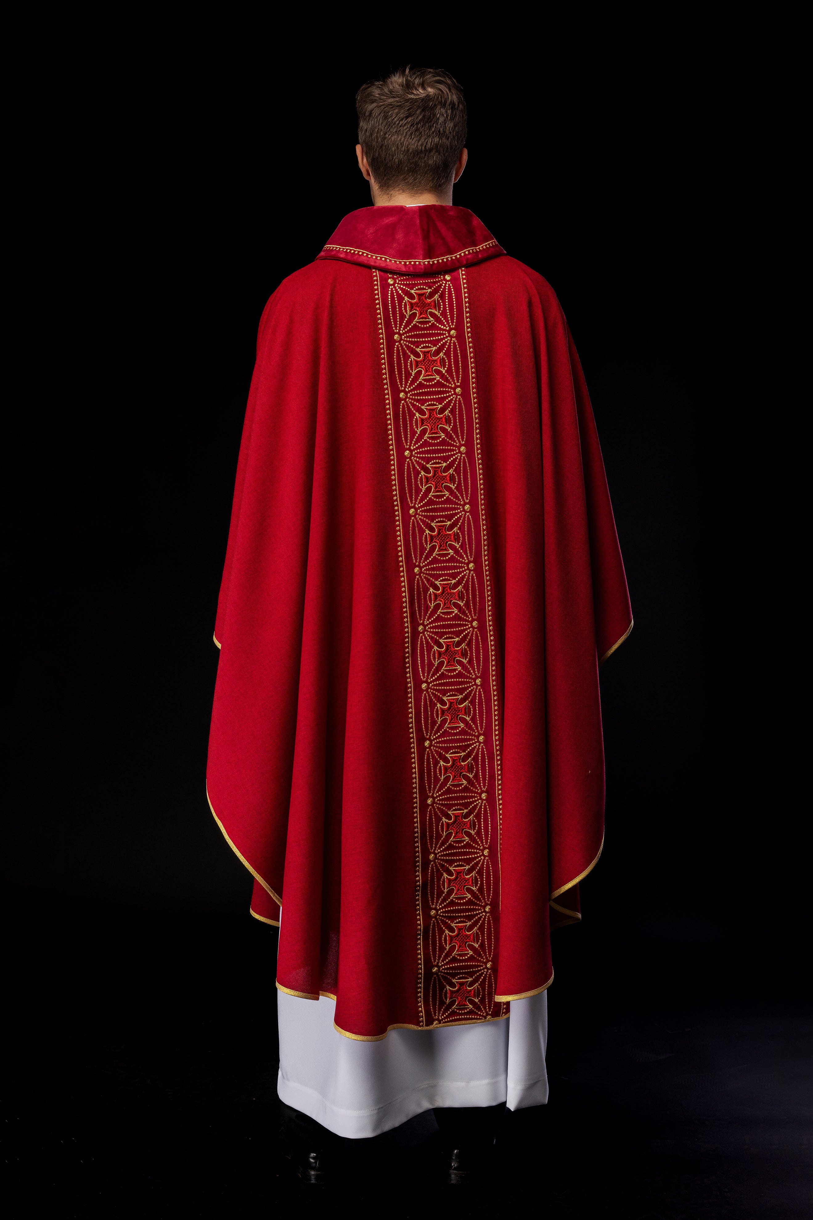 Ornat liturgiczny z bogato zdobionym pasem w krzyże w kolorze czerwonym - ORNATY.PL