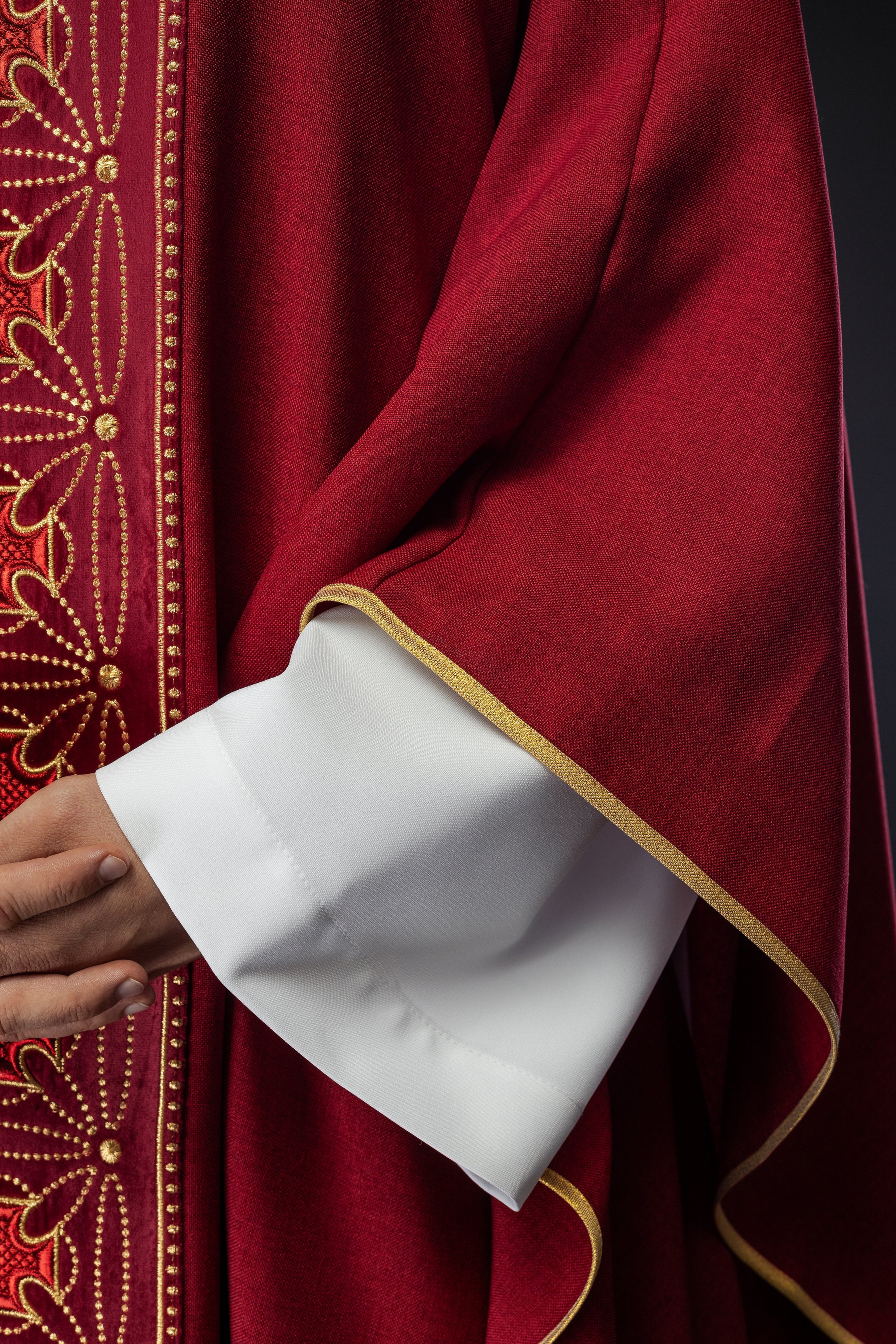 Ornat liturgiczny z bogato zdobionym pasem w krzyże w kolorze czerwonym - ORNATY.PL