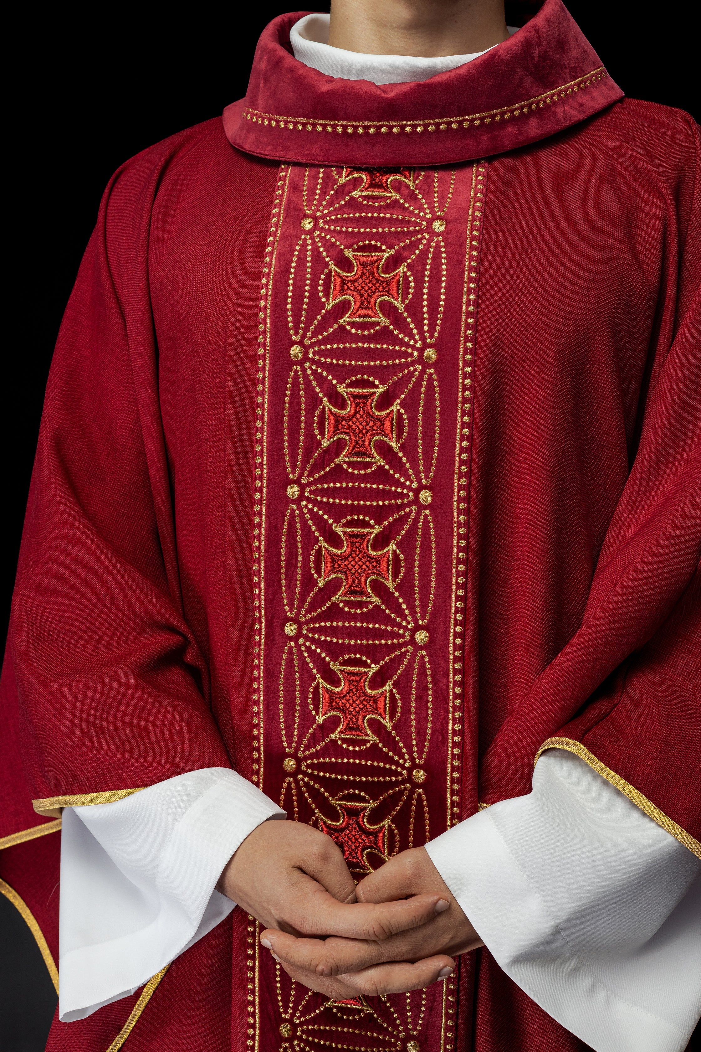 Ornat liturgiczny z bogato zdobionym pasem w krzyże w kolorze czerwonym - ORNATY.PL