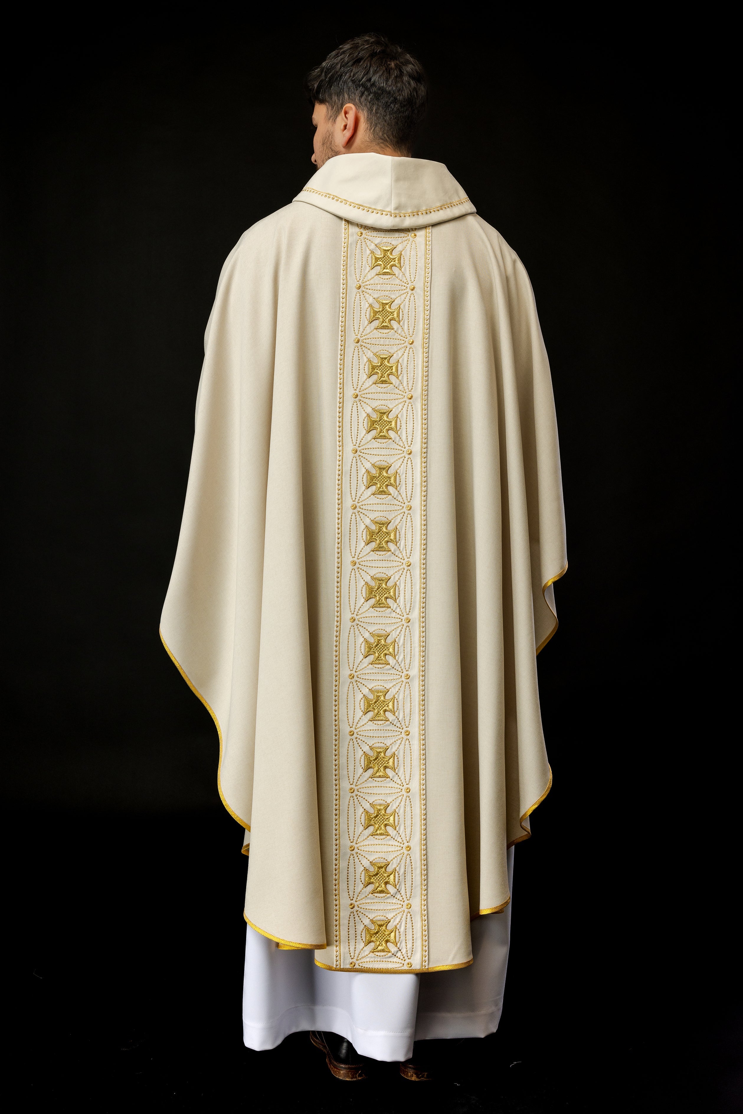 Ornat liturgiczny z bogato zdobionym pasem w krzyże w kolorze ecru - ORNATY.PL