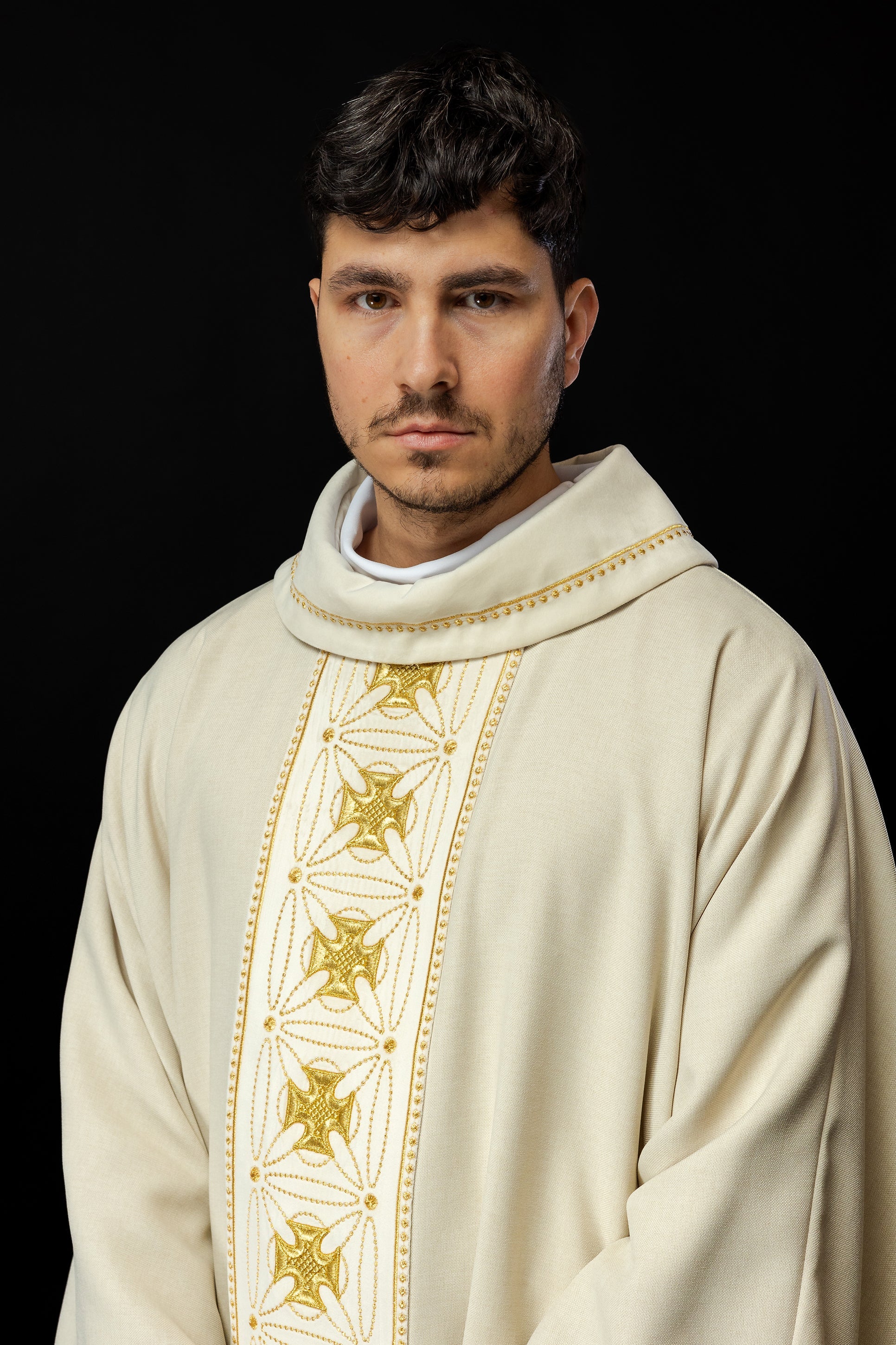 Ornat liturgiczny z bogato zdobionym pasem w krzyże w kolorze ecru - ORNATY.PL