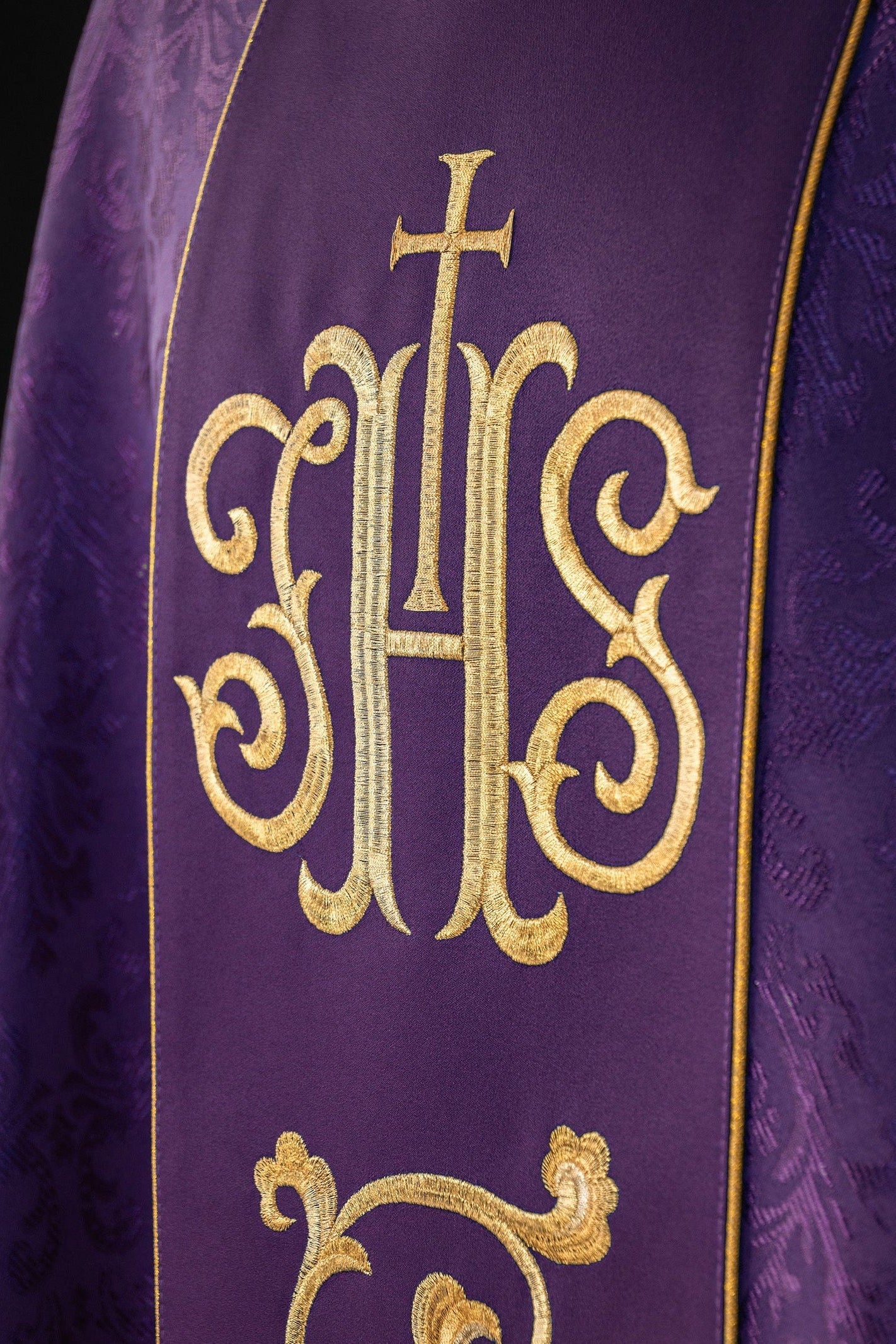 Fioletowy Ornat liturgiczny z bogato zdobionym pasem IHS - ORNATY.PL